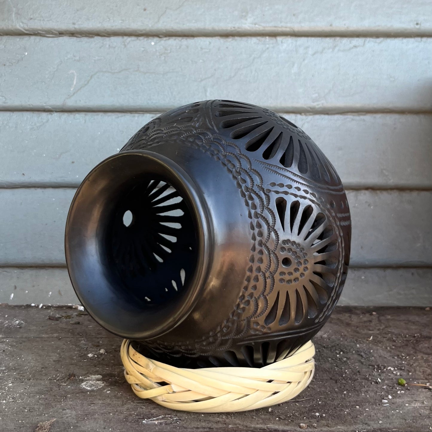 Hand Engraved Cantaro Medium Jar in Barro Negro