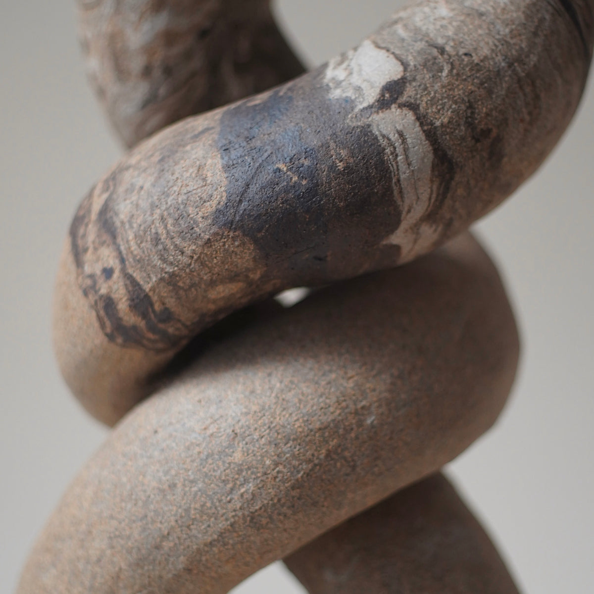 entre el mar y la arena vase by Evelyn Hernandez