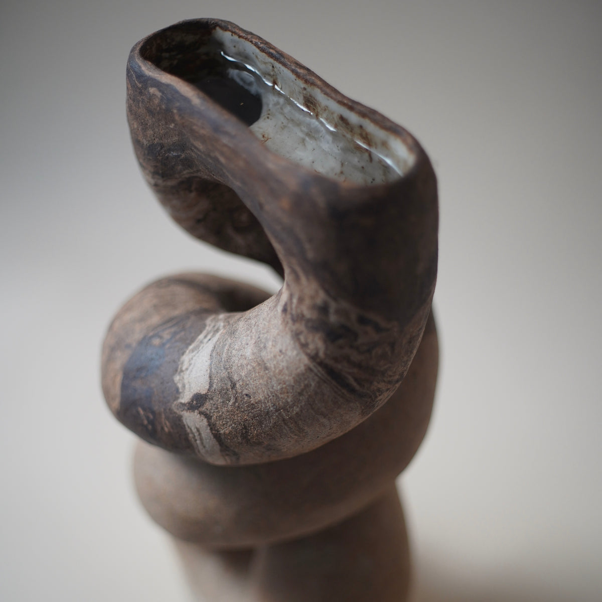 entre el mar y la arena vase by Evelyn Hernandez