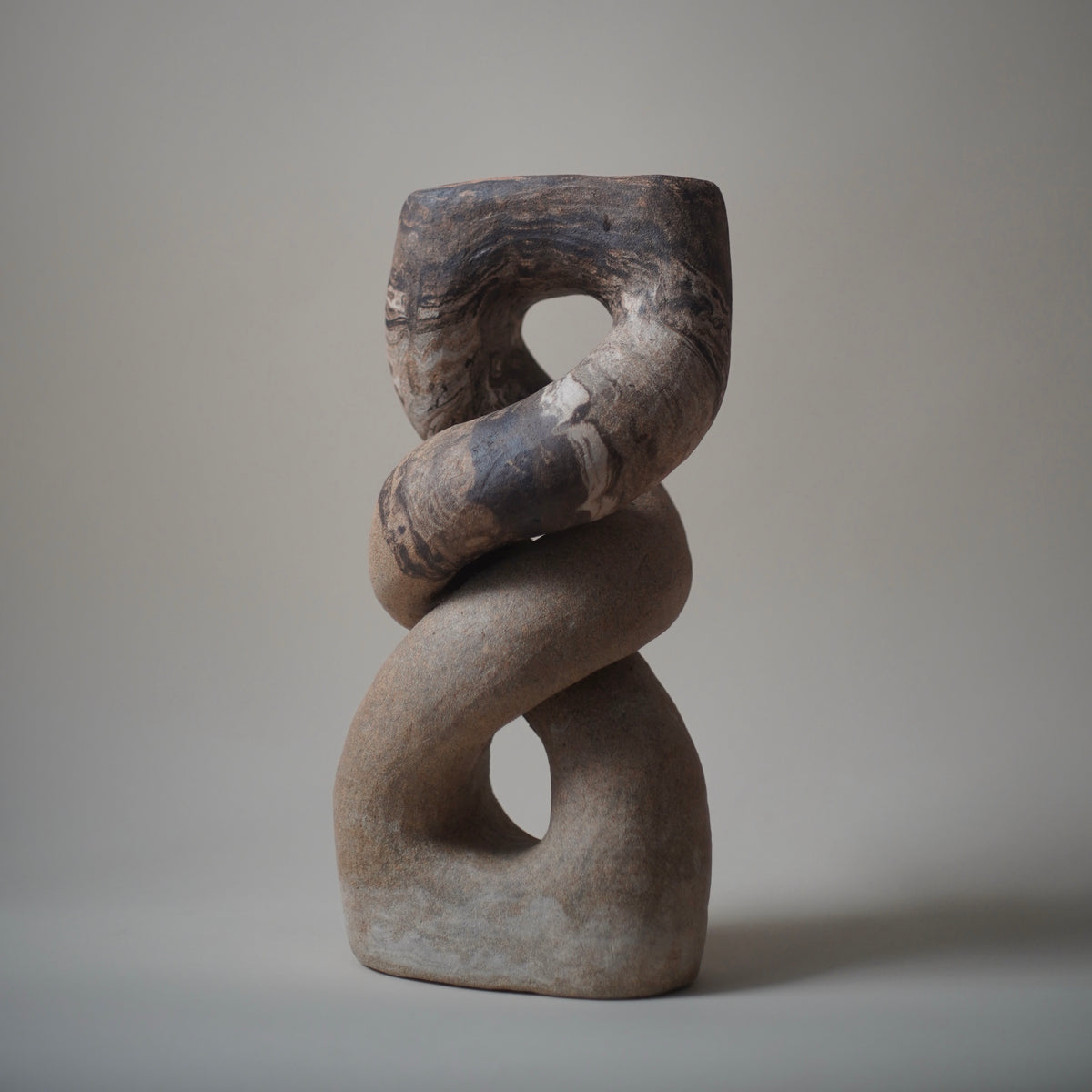 entre el mar y la arena vase by Evelyn Hernandez