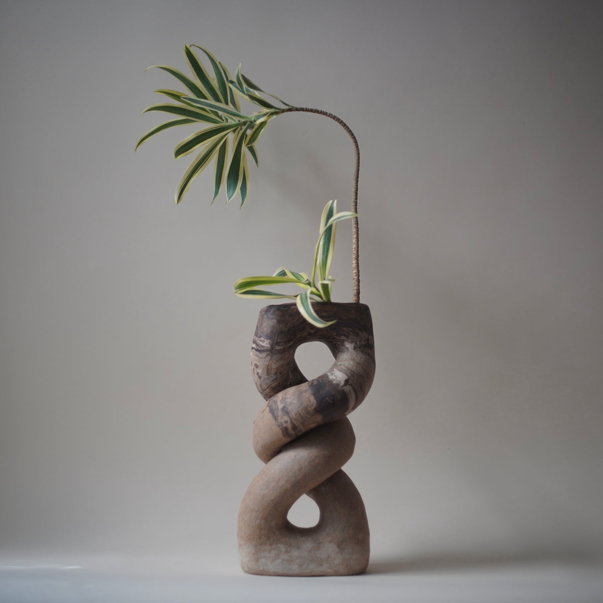 entre el mar y la arena vase by Evelyn Hernandez
