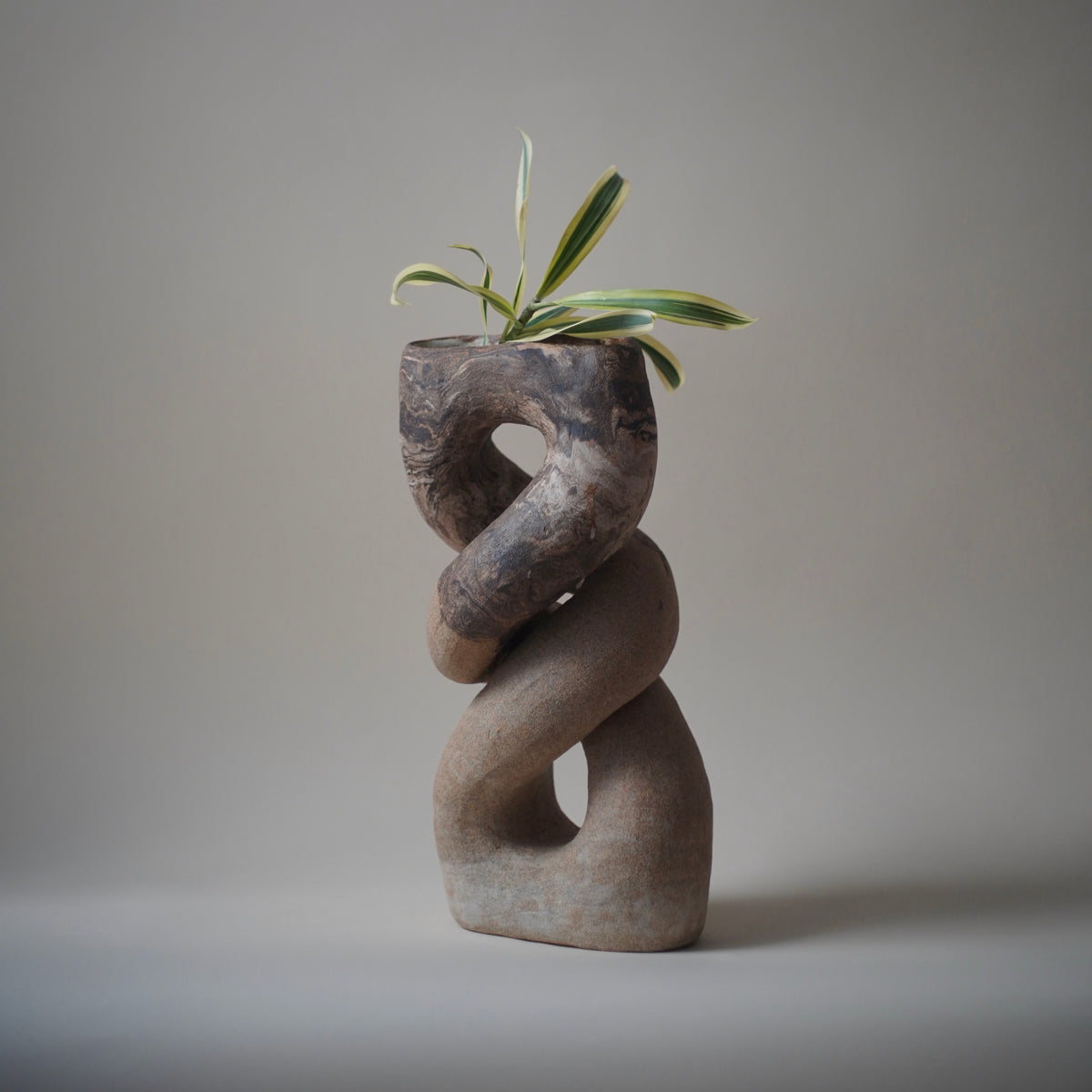 entre el mar y la arena vase by Evelyn Hernandez