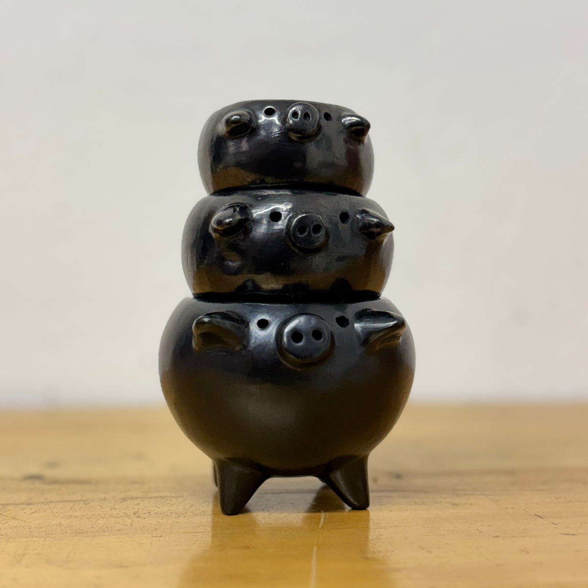 Barro Negro Rounded Pig Salsero in Small