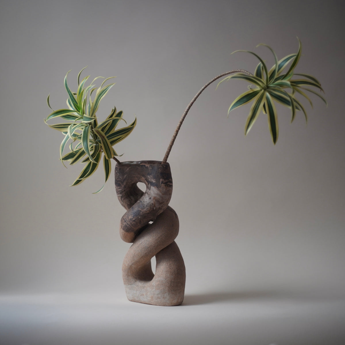 entre el mar y la arena vase by Evelyn Hernandez