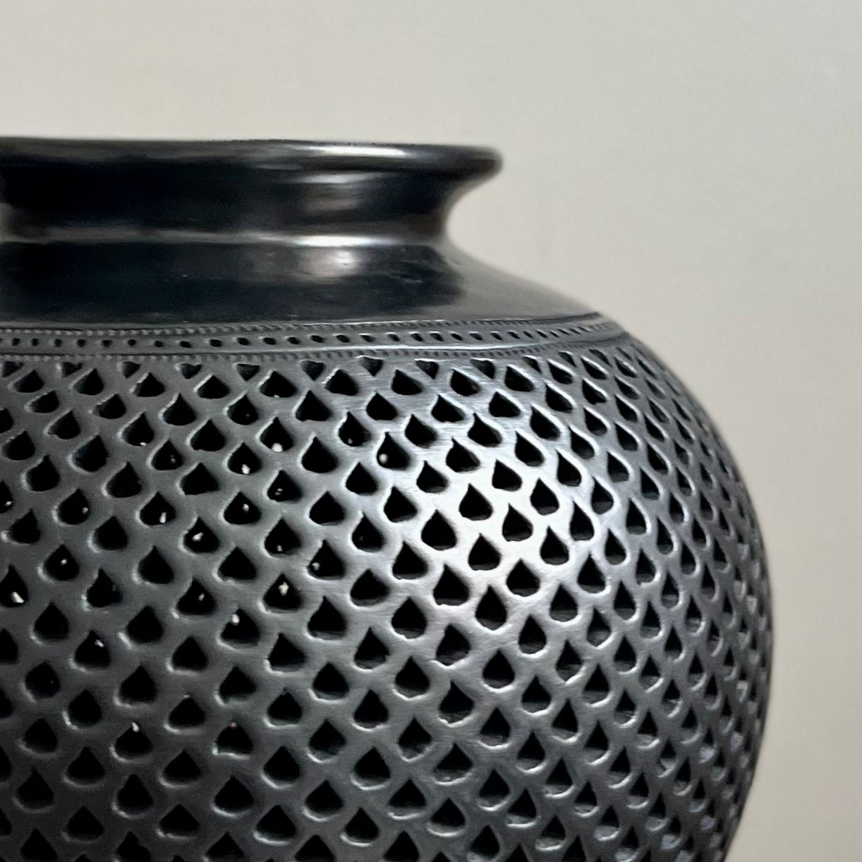 Hand Engraved Jar in Barro Negro