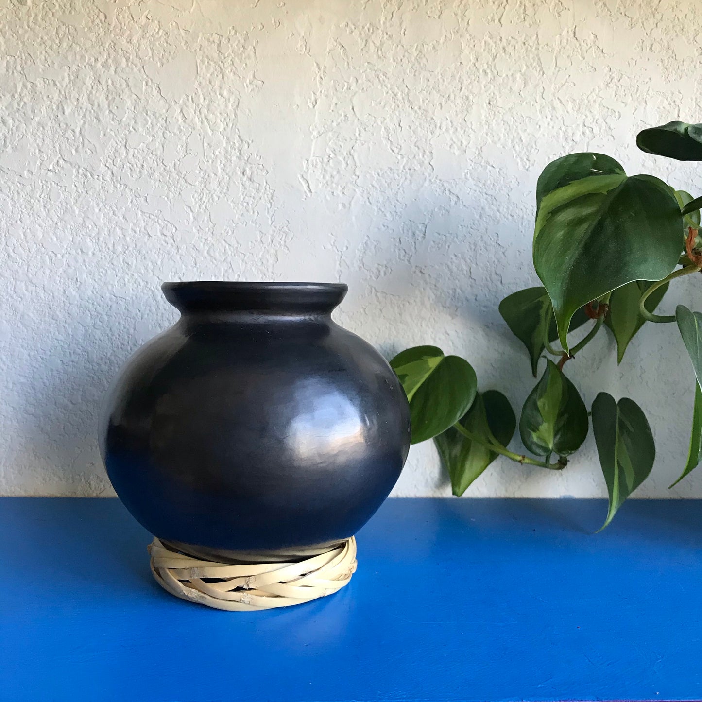 Barro Negro Cantaro Jar with Carrizo Stand
