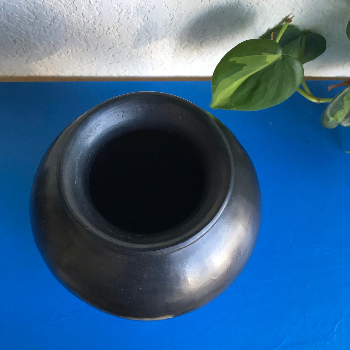 Barro Negro Cantaro Jar with Carrizo Stand