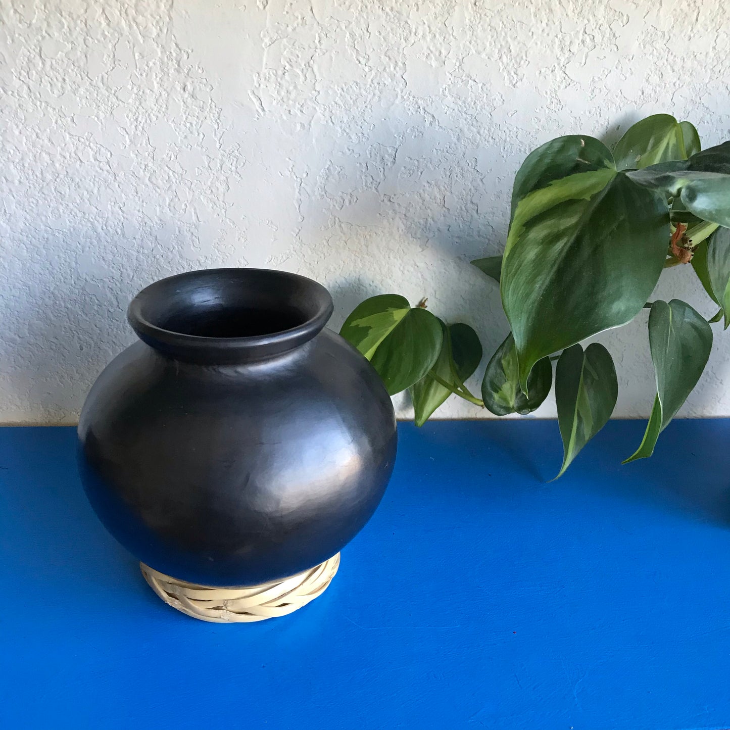 Barro Negro Cantaro Jar with Carrizo Stand