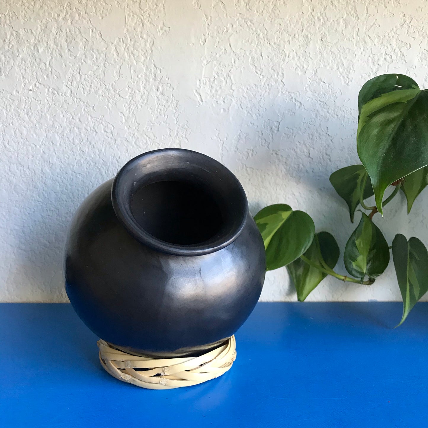 Barro Negro Cantaro Jar with Carrizo Stand