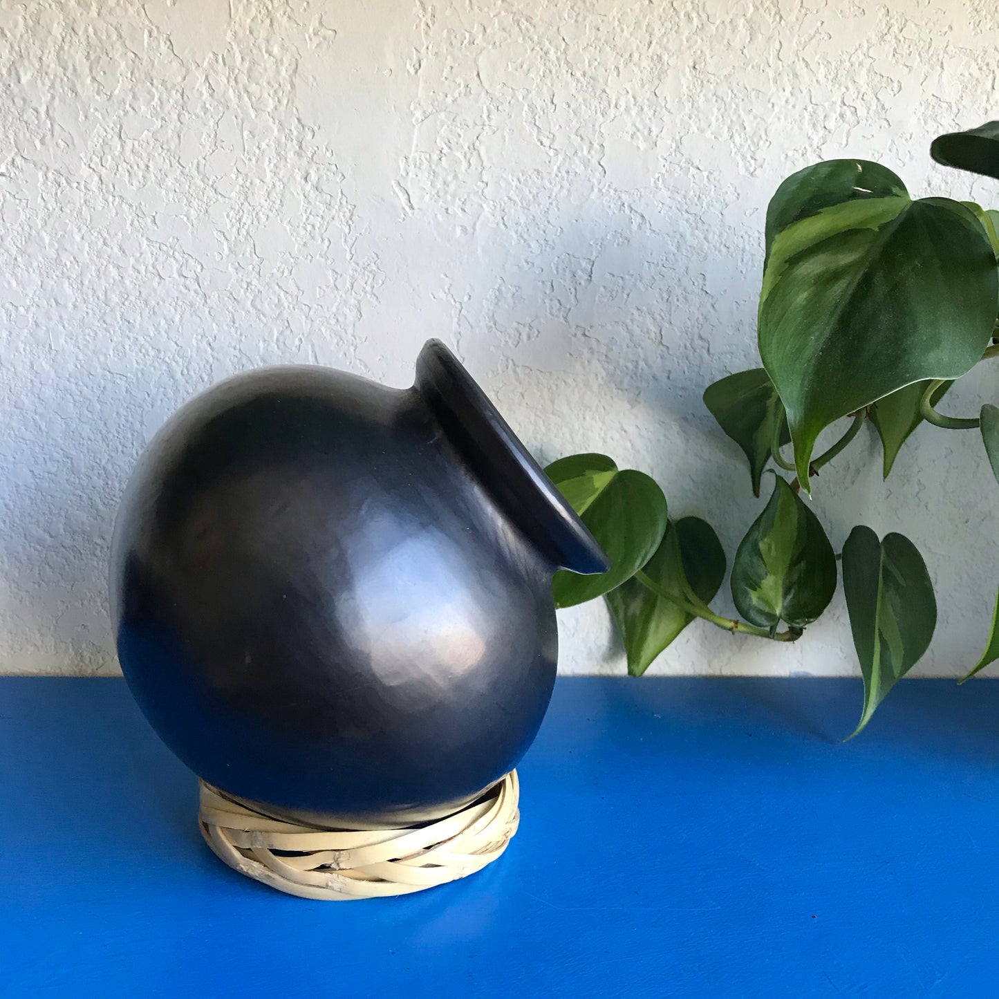 Barro Negro Cantaro Jar with Carrizo Stand